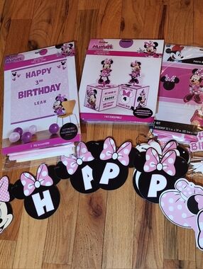 Disney Minnie Mouse Pink Party Decorations and Birthday Hat